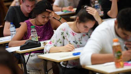 Des lycéens passent le baccalauréat à Strasbourg (Bas-Rhin), le 15 juin 2017. (FREDERICK FLORIN / AFP)