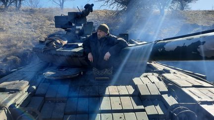 Un soldat ukrainien de la 1re brigade séparée de Siversk à bord d'un T64 de fabrication soviétique, sur le front de Vuhledar (Donbass). (THIBAULT LEFEVRE / RADIO FRANCE)