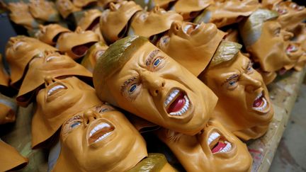 Dans la fabrique des masques de Donald Trump