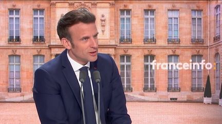 Le président-candidat à l'élection présidentielle, Emmanuel Macron, le 15 avril&nbsp; 2022 sur franceinfo. (FRANCEINFO / RADIO FRANCE)