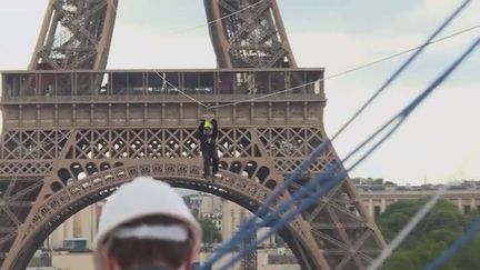 Pour la deuxième année consécutive, une tyrolienne géante a été installée au deuxième étage de la Tour Eiffel. Avant son ouverture au public, des tests de sécurité sont effectués pour s'assurer de bon fonctionnement de l'installation.