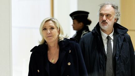 Marine Le Pen (à gauche), députée du Rassemblement National (RN), avec son avec son avocat Rodolphe Bosselut (à droite) à l'extérieur de la salle d'audience lors du pour détournement de fonds du Parlement européen au profit du parti d'extrême droite, à Paris le 13 novembre 2024. (GEOFFROY VAN DER HASSELT / AFP)