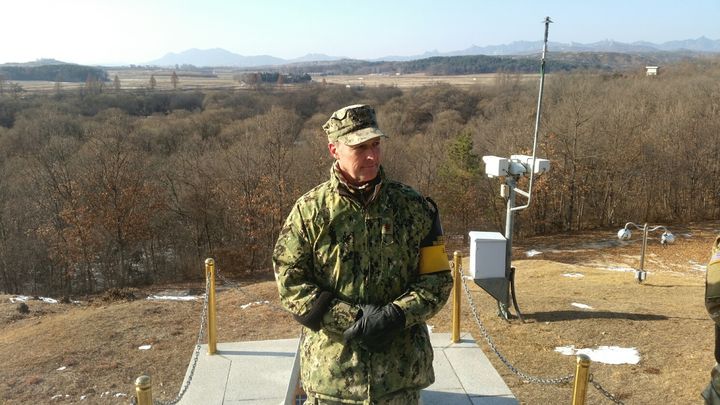 Le lieutenant-colonel&nbsp;Daniel McShane, officier au commandement des Nations unies, en février 2018, au poste de garde numéro 3 sur la zone démilitarisée entre les deux Corées. (BENJAMIN ILLY / RADIO FRANCE)