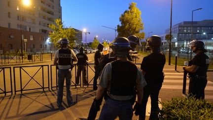 Des policiers patrouillent &agrave; Trappes (Yvelines) vendredi soir 20 juillet 2013. (MIGUEL MEDINA / AFP)