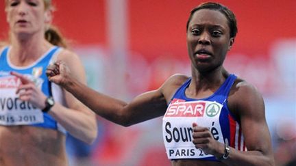 Myriam Soumaré à l'arrivée de sa demi-finale du 60m