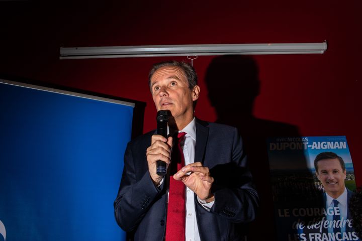 La tête de liste aux européennes, Nicolas Dupont-Aignan, président de Debout la France, à Josselin (Morbihan), le 5 mai 2019. (MARTIN BERTRAND / HANS LUCAS / AFP)