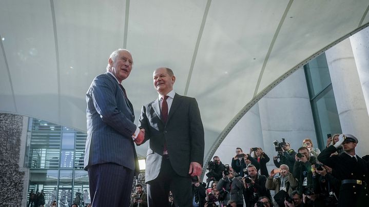 Le chancelier allemand Olaf Scholz accueille Charles III, venu en visite d'Etat à Berlin, le 30 mars 2023. (KAY NIETFELD / DPA / AFP)