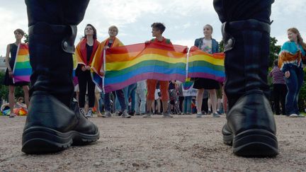 Des manifestants brandissant des drapeaux arc-en-ciel, lors de la marche des fiertés pour la communauté LGBT+ de Saint-Pétersbourg, le 12 octobre 2023, à Saint-Pétersbourg (Russie). (OLGA MALTSEVA / AFP)