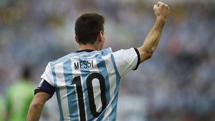 Lionel Messi l&egrave;ve le poing apr&egrave;s son but contre le Nigeria, &agrave; Porto Alegre (Br&eacute;sil), le 25 juin 2014, lors de la Coupe du monde. (MARTIN MEISSNER / AP / SIPA)