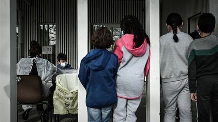 Des enfants en école élémentaire attendent pour leur test salivaire, le 25 février 2021. (PHILIPPE LOPEZ / AFP)