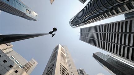 Le quartier des finances de Singapour sous la surveillance d'une caméra (AFP - Roslan RAHMAN)