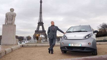 L'industriel Vincent Bolloré pose avec une voiture Autolib', le 29 novembre 2012 à Paris. (ERIC PIERMONT / AFP)