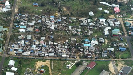 Pour le directeur de l'ONG Save the Children, Tom Skirrow, les conditions sont pires qu'apr&egrave;s le super typhon Haiyan, qui a ravag&eacute; les Philippines en novembre 2013.&nbsp;"J'&eacute;tais l&agrave; pour Haiyan et je peux vous dire &agrave; 100% que la logistique est bien plus probl&eacute;matique ici", a-t-il dit &agrave; l'AFP. (DAVE HUNT / AFP)