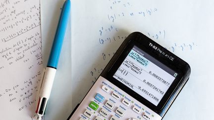 Une calculatrice d'élève de terminale scientifique photographiée à Versailles, le 30 mars 2020. (KARINE PERON LE OUAY / HANS LUCAS / VIA AFP)