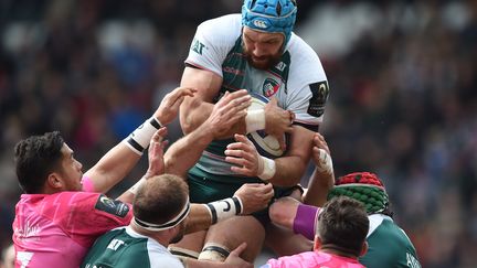 Graham Kitchener (Leicester) domine les avants du Stade Français (PAUL ELLIS / AFP)