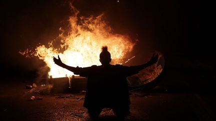 Des manifestants ont &eacute;galement br&ucirc;l&eacute; des voitures ou mis le feu &agrave; des barricades artisanales &eacute;rig&eacute;es pour faire obstacle aux forces de police, ici &agrave; Rio de Janeiro, le 17 juin 2013. (SILVIA IZQUIERDO / AP / SIPA)