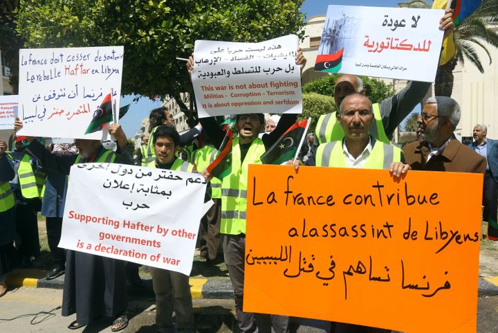 Des manifestants libyens à Tripoli&nbsp;qui dénoncent le "soutien" de la France au maréchal Haftar, le 16 avril 2019. (MAHMUD TURKIA / AFP)