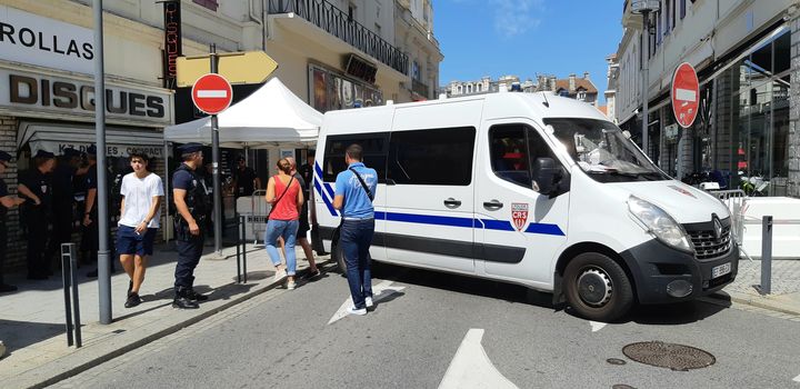 Des camions de CRS barrent les rues du centre de Biarritz, le 23 août 2019, à la veille de l'ouverture du sommet du G7. (BENJAMIN  ILLY / FRANCE-INFO)