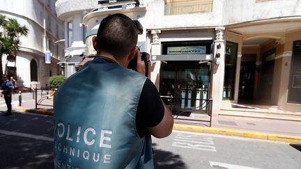 Un policier enqu&ecirc;te apr&egrave;s le braquage d'un horloger de luxe &agrave; Cannes (Alpes-Maritimes), le 31 juillet 2013. (VALERY HACHE / AFP)