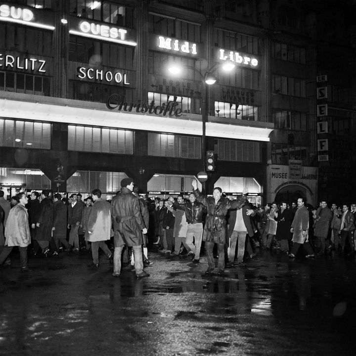 Des manifestants algériens près d'un grand magasin sur les Grands boulevards, le 17 octobre 1961, à Paris. (AFP)