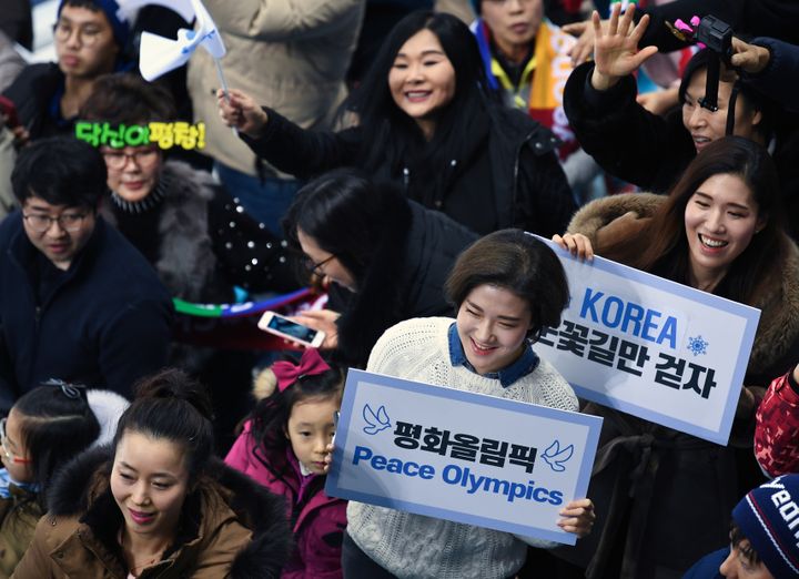 Des supporters assistent au match de hockey féminin opposant la Corée et la Suisse, le 10 février 2018 à Pyeongchang (Corée du Sud). (ALEXANDER VILF / SPUTNIK / AFP)