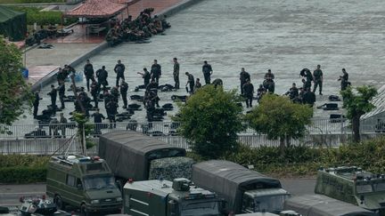 Des militaires chinois&nbsp;à Shenzen, non loin de Hong kong, le 16 août 2019. (STR / AFP)