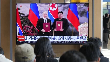 Des habitants de Corée du Nord regardent sur un écran montrant leur dirigeant, Kim Jong-un, au côté du président russe, Vladimir Poutine, le 12 novembre 2024. (AHN YOUNG-JOON / AP / SIPA)