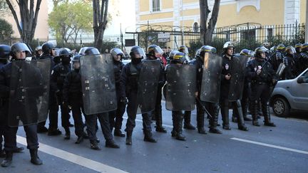 Des CRS en position &agrave; Marseille (Bouches-du-Rh&ocirc;ne), le 5 avril 2015. (CITIZENSIDE / GILLES BADER / AFP)