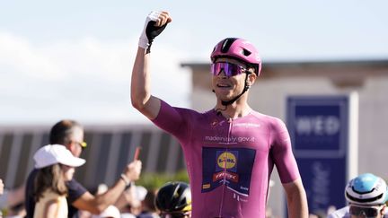 Jonathan Milan célèbre sa victoire au sprint à Cento (Italie) sur la treizième étape du Giro, le 17 mai 2024. (SIPA)