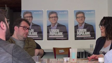 Emmanuel Macron et Marine Le Pen courtisent l'électorat de Jean-Luc Mélenchon, soit plus de 7 millions de voix. Des équipes de France Télévisions sont allées à leur rencontre, vendredi 15 avril.&nbsp;&nbsp; (FRANCE 3)