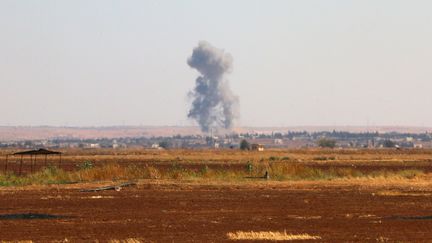 De la fumée s'élève au-dessus des abords de Marea dans la région d'Alep (Syrie), le 1er septembre 2015 après des combats entre les rebelles syriens et les jihadistes de l'Etat islamique. (ZAKARIYA AL-KAFI / AFP)