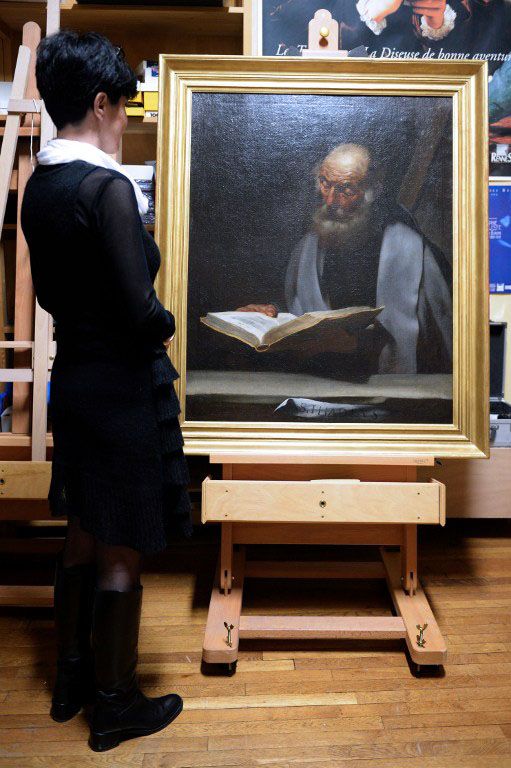 Une employée du Musée des Beaux-Arts de Rennes regarde "Saint Jude Thaddée" de Jusepe de Ribera, que l'institution vient d'acquérir grâce à une souscription publique
 (DAMIEN MEYER / AFP)