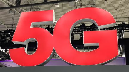 Lettre et chiffre géants "5G" au World Mobile Congress de Barcelone (Espagne). (JEROME COLOMBAIN / RADIO FRANCE)