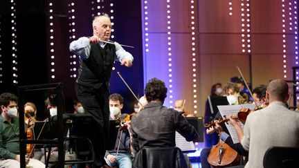 Le chef d'orchestre&nbsp;Daniel Barenboim lors du concert d'hommage à&nbsp;Ludwig van Beethoven. (HENNING KAISER / DPA)