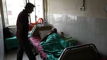 ​Un écrivain blessé, Sudeep Kumar Bay Barman, reçoit des soins dans un hôpital de Dacca le 1er novembre 2015. Il a été attaqué lors d'une attaque attribuée à des islamistes radicaux. (AFP - ZAKIR HOSSAIN CHOWDHURY - NURPHOTO)