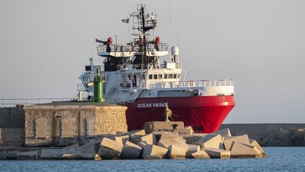 Le navire humanitaire "Ocean Viking", le 6 juillet 2020, entre dans un port&nbsp;de la Sicile (Italie). (GIOVANNI ISOLINO / AFP)