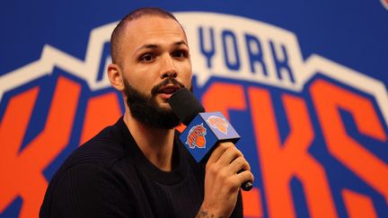 Evan Fournier lors d'une conférence de presse au Madison Square Garden, à New York, le 17 août 2021. (DUSTIN SATLOFF / GETTY IMAGES NORTH AMERICA / AFP)