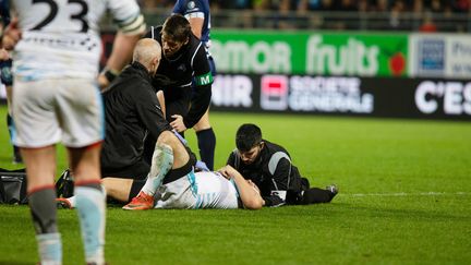 Le protocole commotion est mis en place, après qu'un joueur ait été victime d'un choc, lors du match de championnat de France Pro D2 de rugby entre l'union entre le RC Vannes et le RC Massy Essonne,&nbsp;le 1er mars 2019 au stade de la Rabine, à Vannes (Morbihan).&nbsp; (DAMIEN KILANI / DK PROD / AFP)