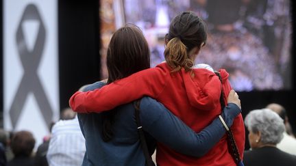 Pr&egrave;s de la cath&eacute;drale de Saint-Jacques-de-Compostelle (Espagne), des centaines de personnes ont assist&eacute; &agrave; une c&eacute;r&eacute;monie solennelle, le 29 juillet 2013, pour les victimes du d&eacute;raillement d'un train. (RAFA RIVAS / AFP)