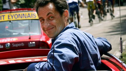 En 2005, Nicolas Sarkozy, alors ministre de l'Interieur, suit la 15e &eacute;tape du Tour de France entre L&eacute;zat-sur-L&egrave;ze&nbsp;(Ari&egrave;ge) et Saint-Lary-Soulan (Hautes-Pyr&eacute;n&eacute;es). (FRANCK FIFE / AFP)