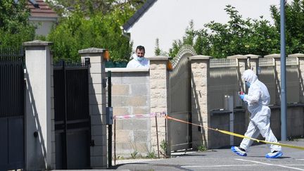 Des enquêteurs à Dreux (Eure-et-Loir), le 25 mai 2023. (JEAN-FRANCOIS MONIER / AFP)