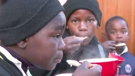 Chaque matin, un petit déjeuner est servi pour éviter que les enfants ne partent le ventre vide à l'école. (AFP)