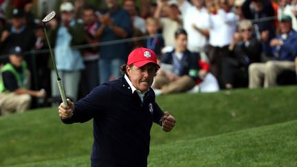 En pleine forme, Phil Mickelson a permis aux Etats-Unis de virer en tête à l'issue de la première journée (5-3).  (ROSS KINNAIRD / GETTY IMAGES NORTH AMERICA)