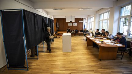 Un bureau de vote ouvert pour le référendum sur le mariage des couples de même sexe, à Bucarest (Roumanie), le 6 octobre 2018. (JAAP ARRIENS / NURPHOTO / AFP)