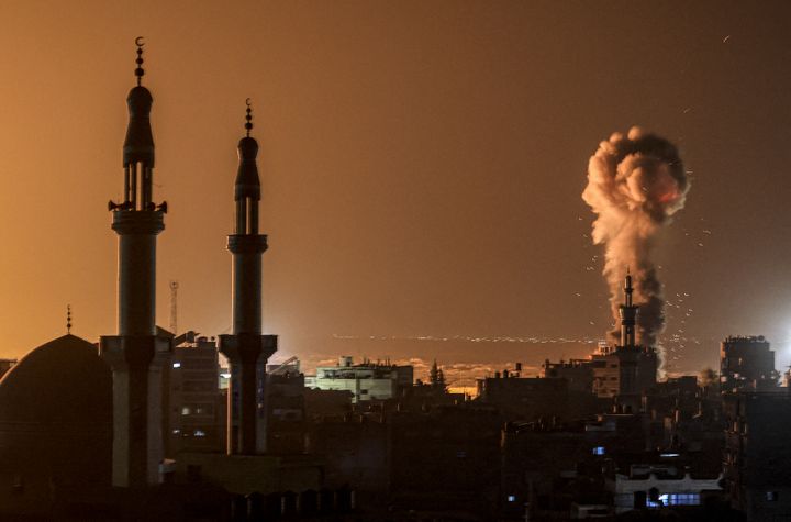 The Israeli army carries out a nighttime bombardment in Rafah, in the south of the Gaza Strip, on February 6, 2024. (MAHMUD HAMS / AFP)