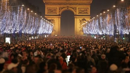 Des milliers de personnes r&eacute;unies sur les Champs-Elys&eacute;es, &agrave; Paris, le 31 d&eacute;cembre 2007. (MAXPPP)