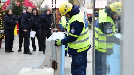 Installation de blocs de béton autour d'un marché de Noël à Berlin, le 22 décembre 2016. (TOBIAS SCHWARZ / AFP)