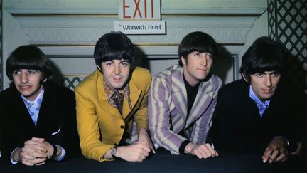 Les Beatles à une conférence de presse au Warwick Hôtel (ville et pays non précisés) en août 1966. (BETTMANN / GETTY IMAGES)