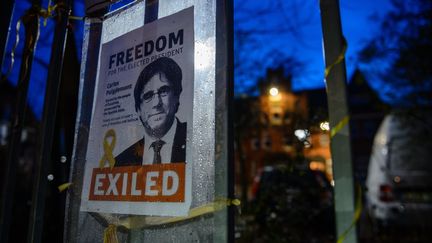 Une affiche réclamant la libération de Carles Puigdemont devant la prison de Neumünster (Allemagne), où l'ex-président catalan était incarcéré, le 3 avril 2018. (MAXPPP)