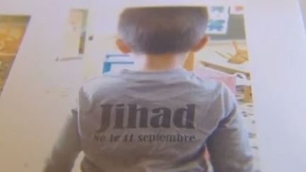 Jihad, 3 ans,&nbsp;s'&eacute;tait pr&eacute;sent&eacute; &agrave; l'&eacute;cole de Sorgues (Vaucluse) fin septembre 2012 avec ce tee-shirt. Devant, &eacute;tait inscrit la mention "Je suis une bombe".&nbsp; (FRANCE 3 )